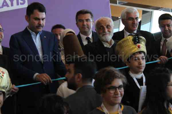 MNG Expo Genel Müdürü Aydoğan Süer'in konuşmasından sonra Kurum, protokol üyeleri ve giydikleri kıyafetlerle Türk İslam bilginlerini canlandıran öğrencilerle fuarın açılışını yaptı.