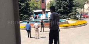 Elinde Baltayla Belediyeyi Bastı