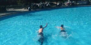 Havuz Başında İki Çocuk Dikkat Çekti