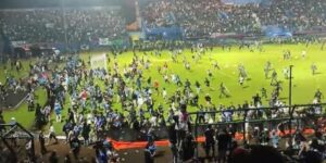 Futbol maçında yaşanan izdihamda 174 kişi can verdi