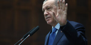 Siyasette başörtüsü tartışması başladı