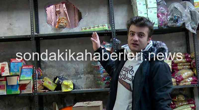 Çekiçle Duvarı Deldiler