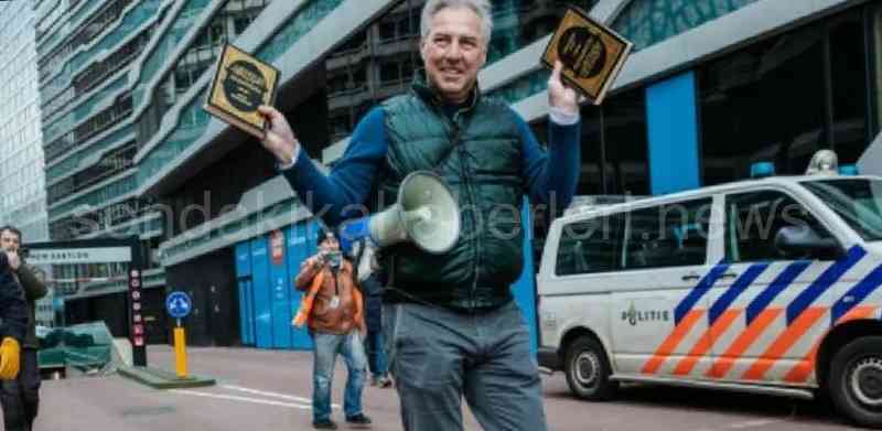 Kuranı Kerim’i yakan adama ise hiç kimse müdahale etmedi.