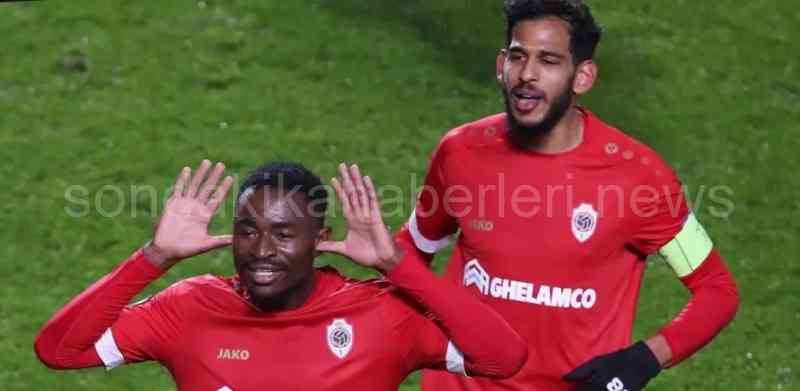 Fenerbahçe’ de Martin Hongla Görüşmeleri Devam Ediyor 3 İtalyan takımı Cagliari Calcio’ da takımına yıldız futbolcuyu almak istiyor.