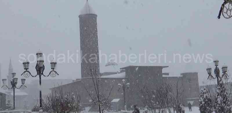 Şehir merkezinde ve köy yollarında ulaşımı engelledi.