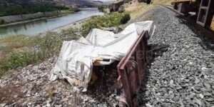 Yük Treni 2 İşçiye Çarptı